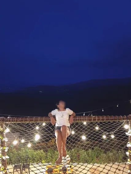 June, 28 años